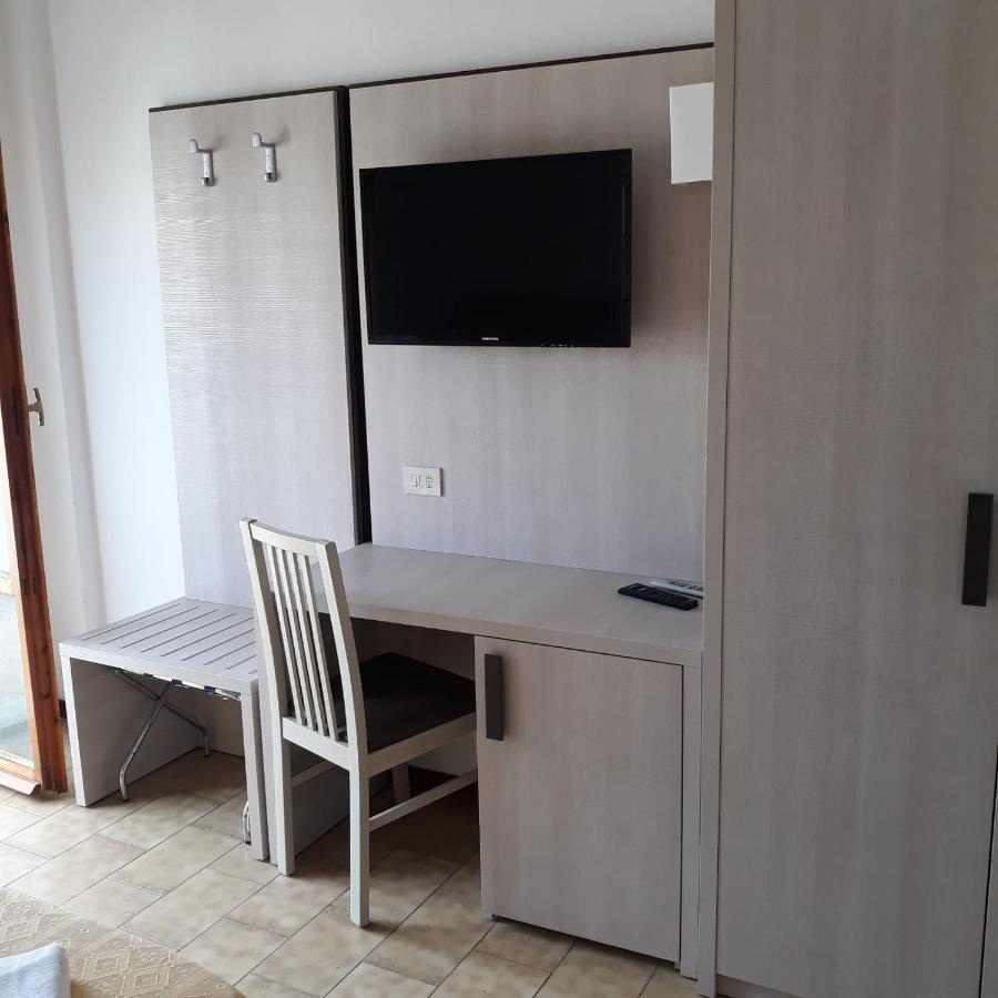 Hotel Caesar Pesaro Bagian luar foto