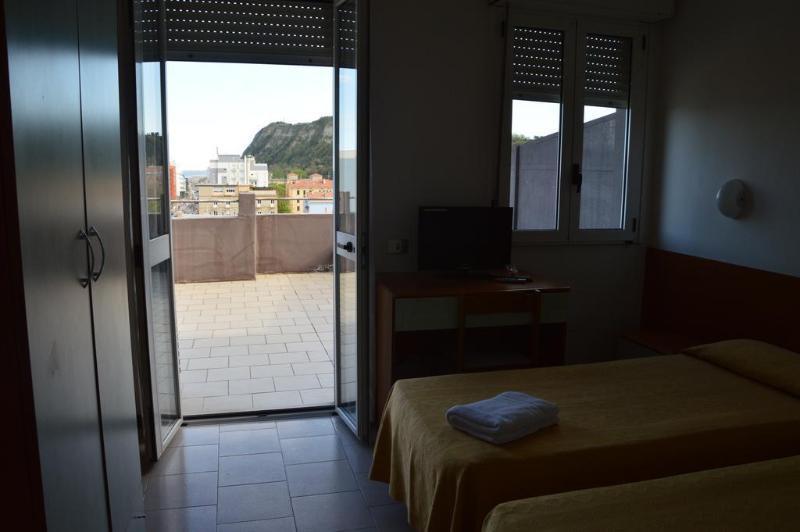 Hotel Caesar Pesaro Bagian luar foto