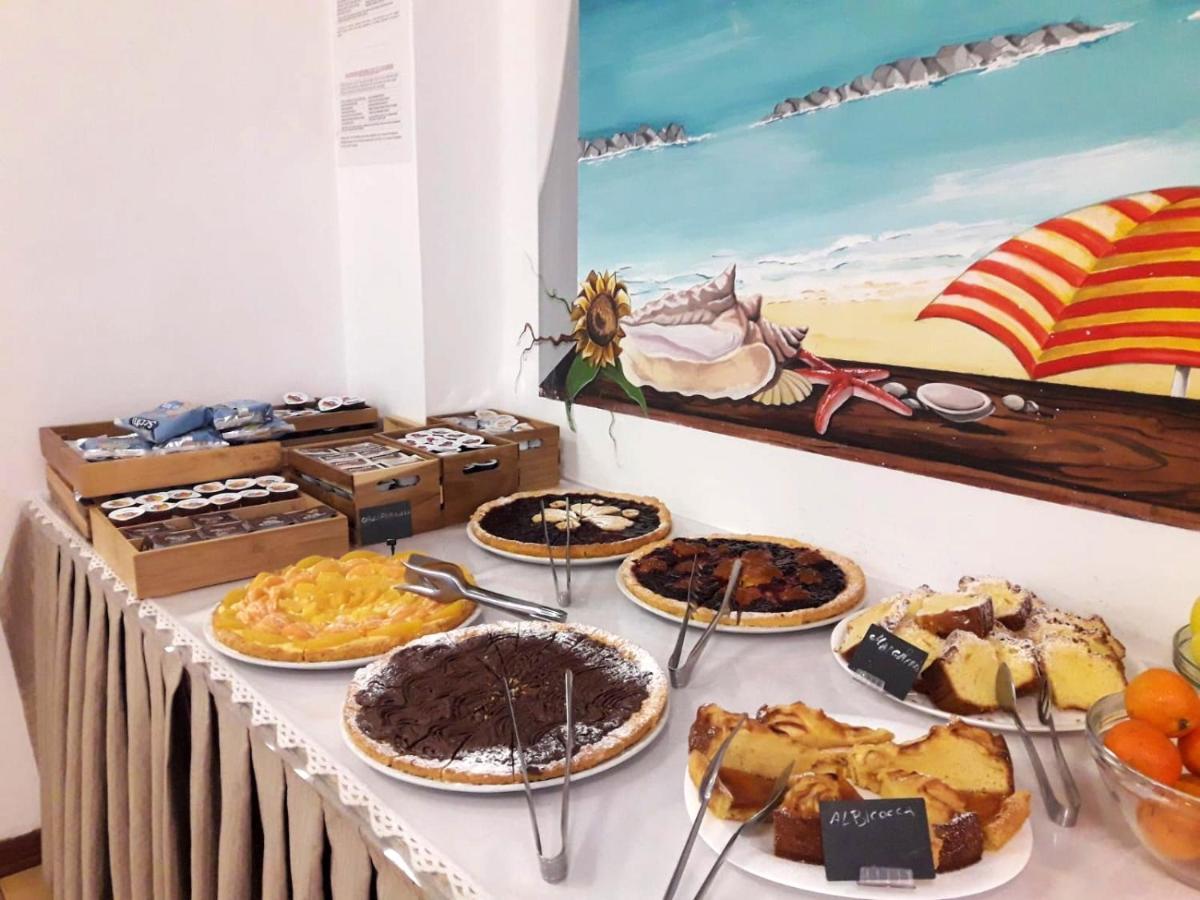 Hotel Caesar Pesaro Bagian luar foto