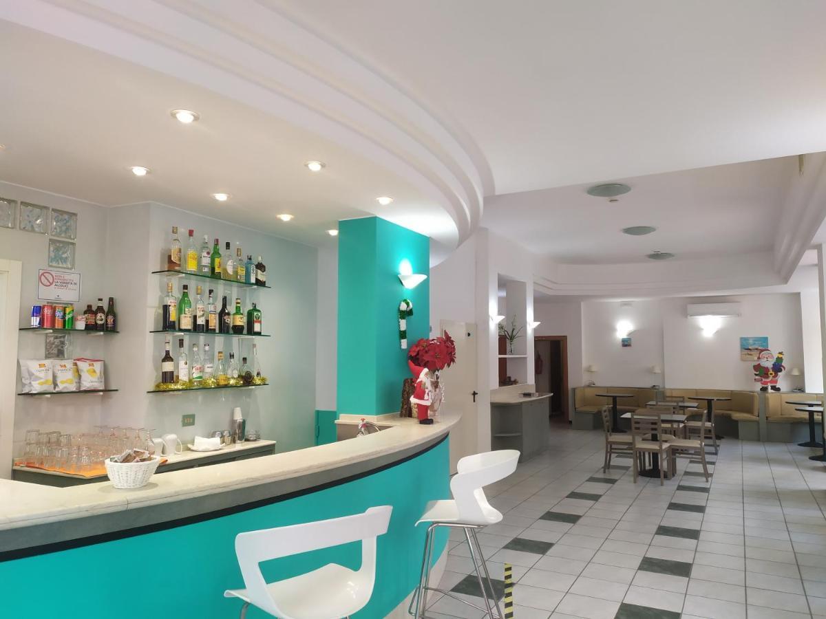 Hotel Caesar Pesaro Bagian luar foto