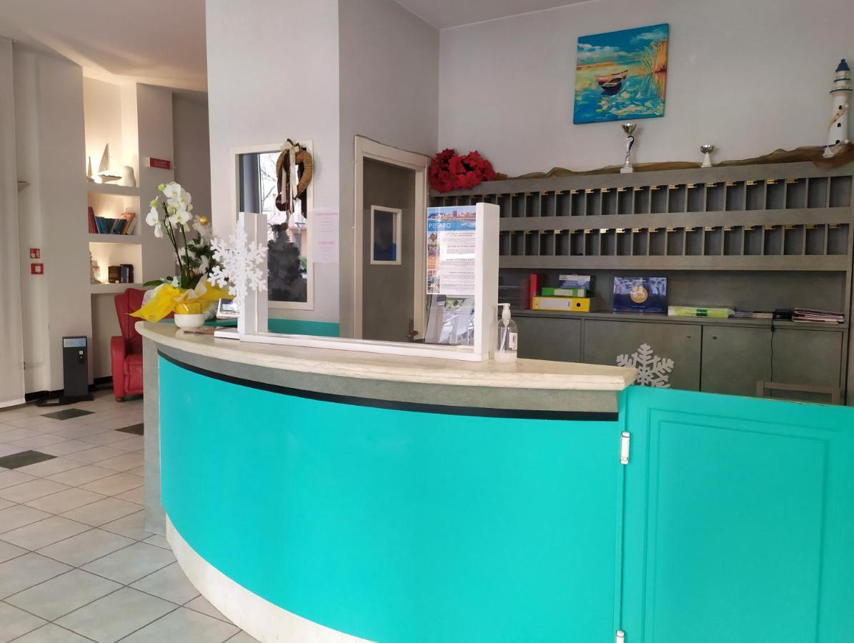 Hotel Caesar Pesaro Bagian luar foto
