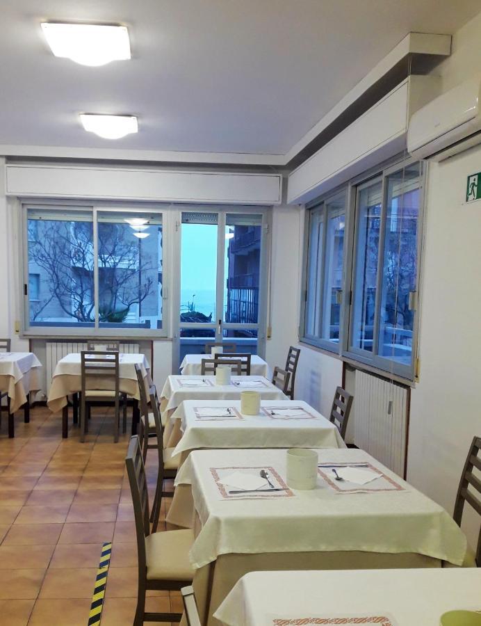 Hotel Caesar Pesaro Bagian luar foto