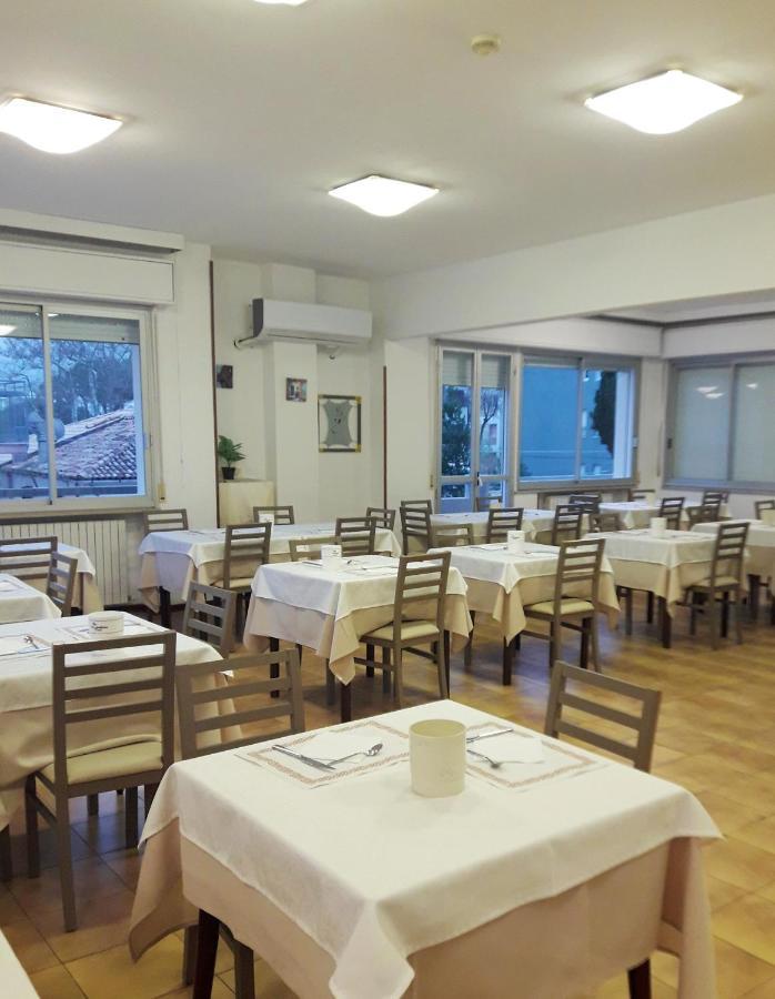 Hotel Caesar Pesaro Bagian luar foto