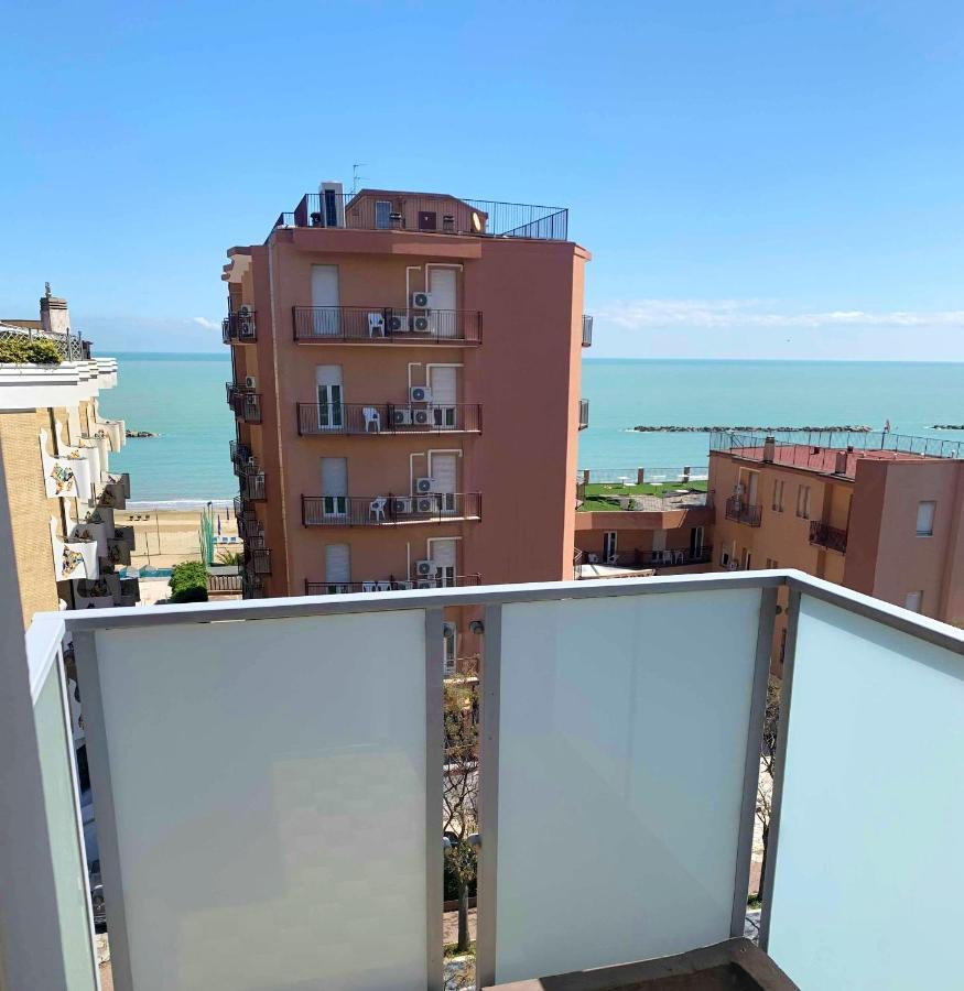 Hotel Caesar Pesaro Bagian luar foto