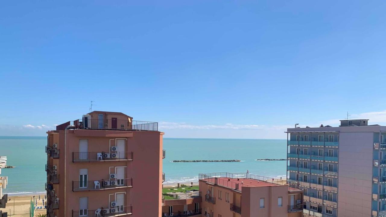 Hotel Caesar Pesaro Bagian luar foto