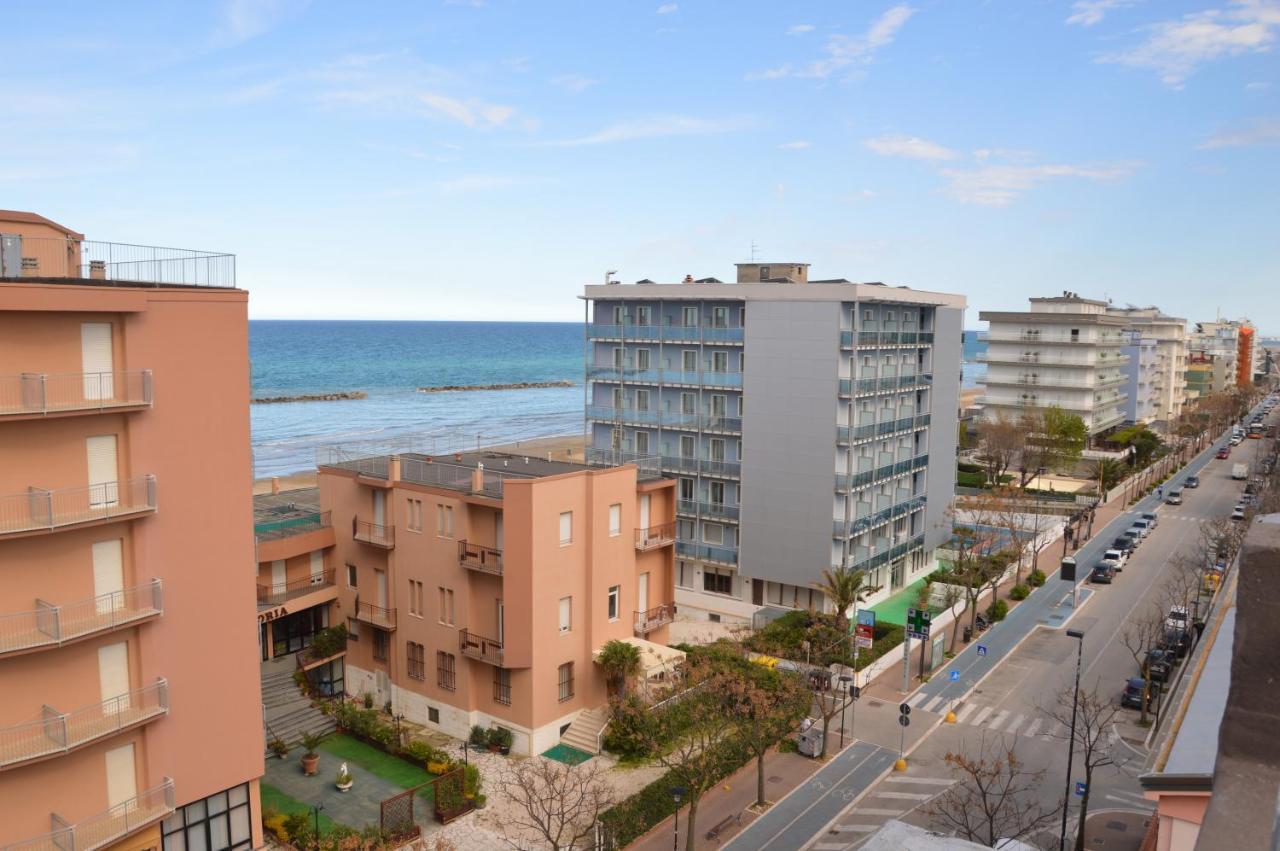 Hotel Caesar Pesaro Bagian luar foto