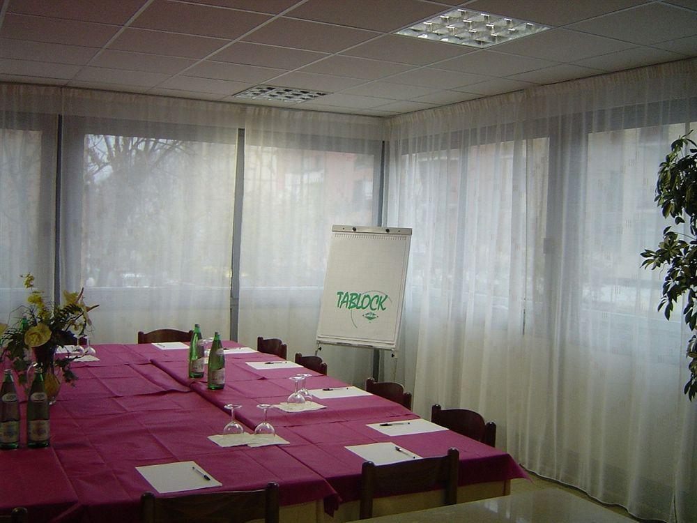 Hotel Caesar Pesaro Bagian luar foto