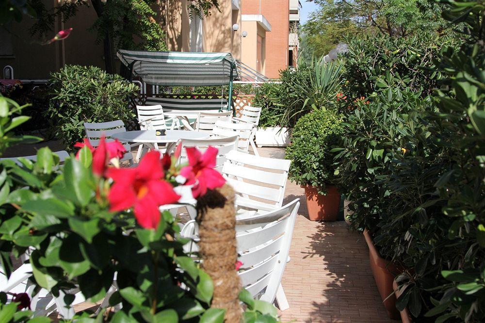 Hotel Caesar Pesaro Bagian luar foto