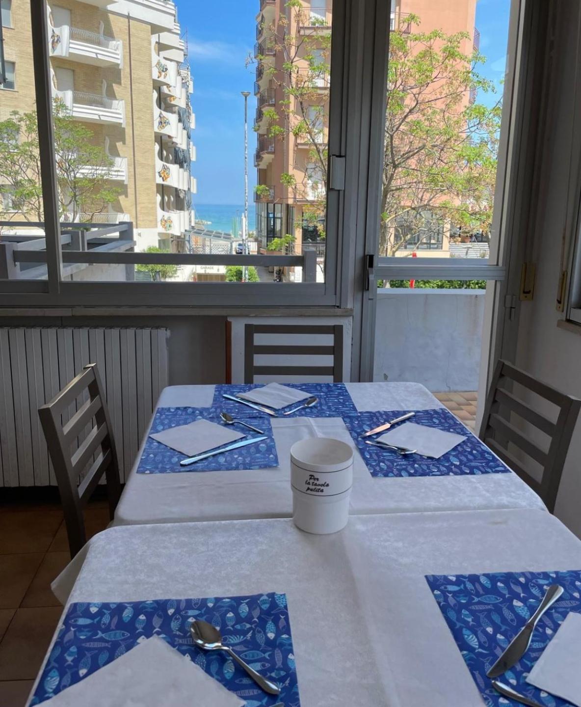 Hotel Caesar Pesaro Bagian luar foto