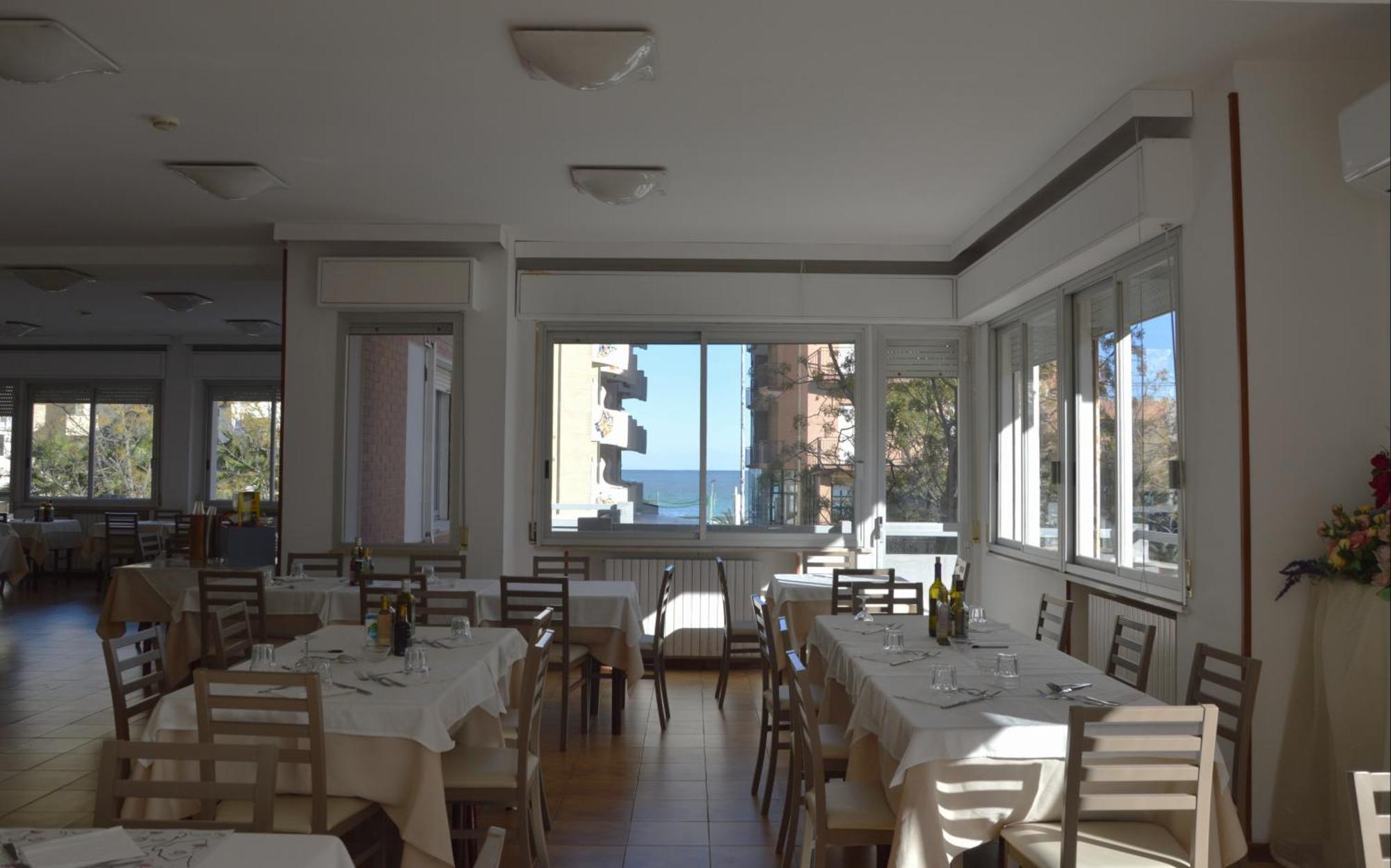 Hotel Caesar Pesaro Bagian luar foto