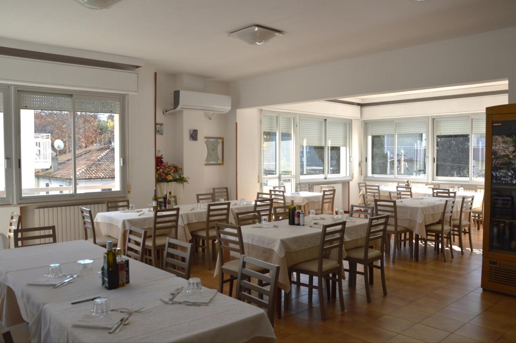 Hotel Caesar Pesaro Bagian luar foto