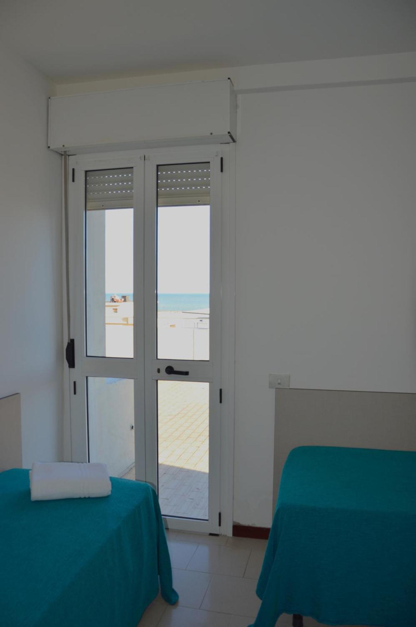 Hotel Caesar Pesaro Bagian luar foto