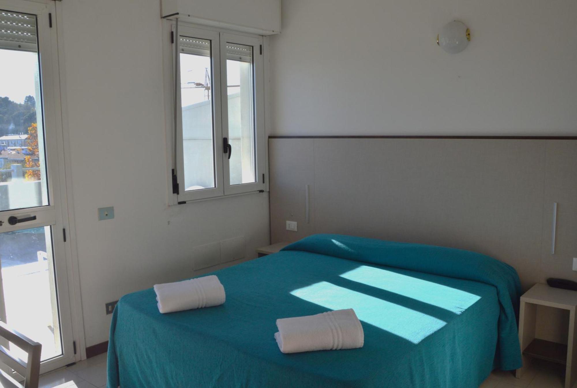 Hotel Caesar Pesaro Bagian luar foto