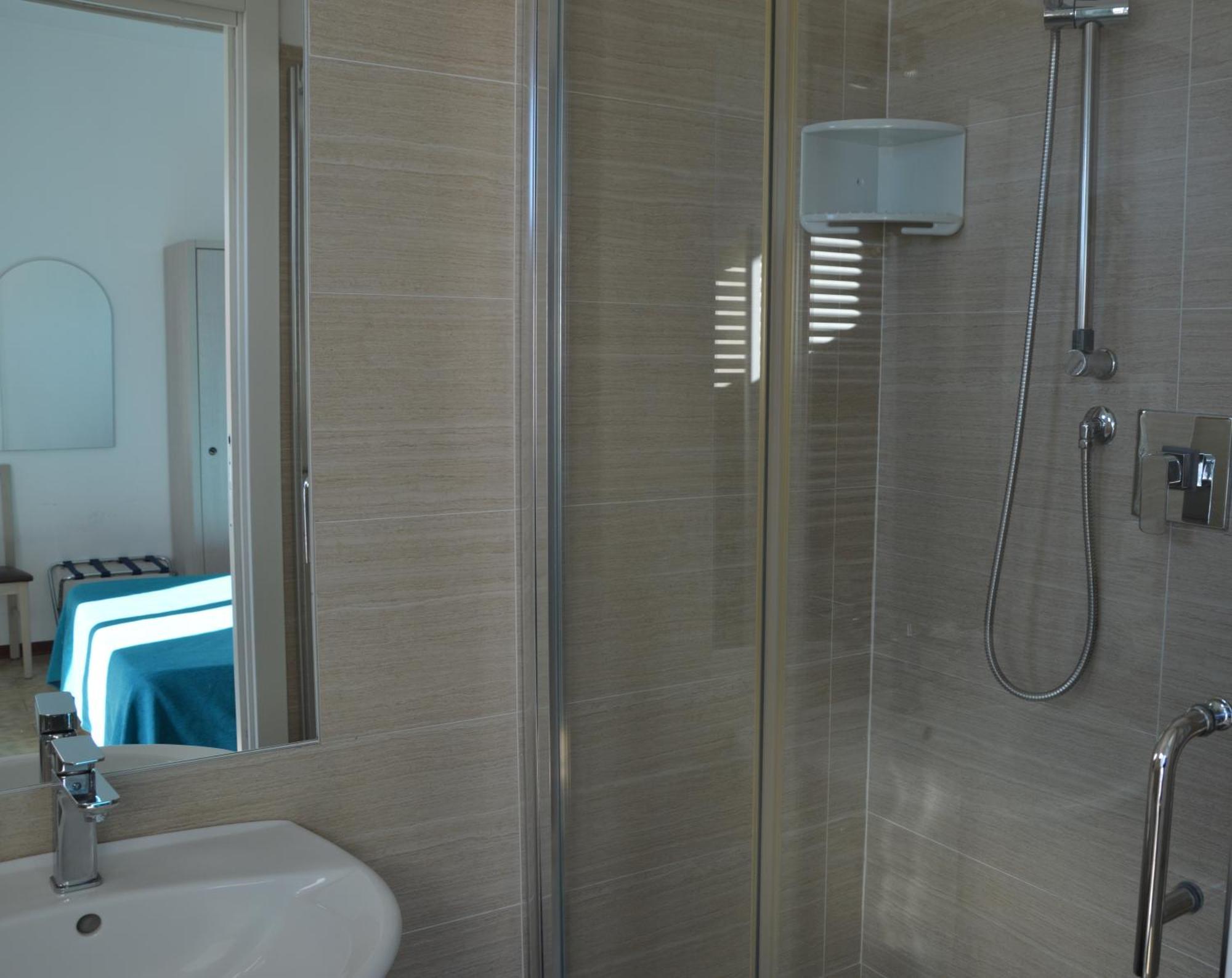 Hotel Caesar Pesaro Bagian luar foto