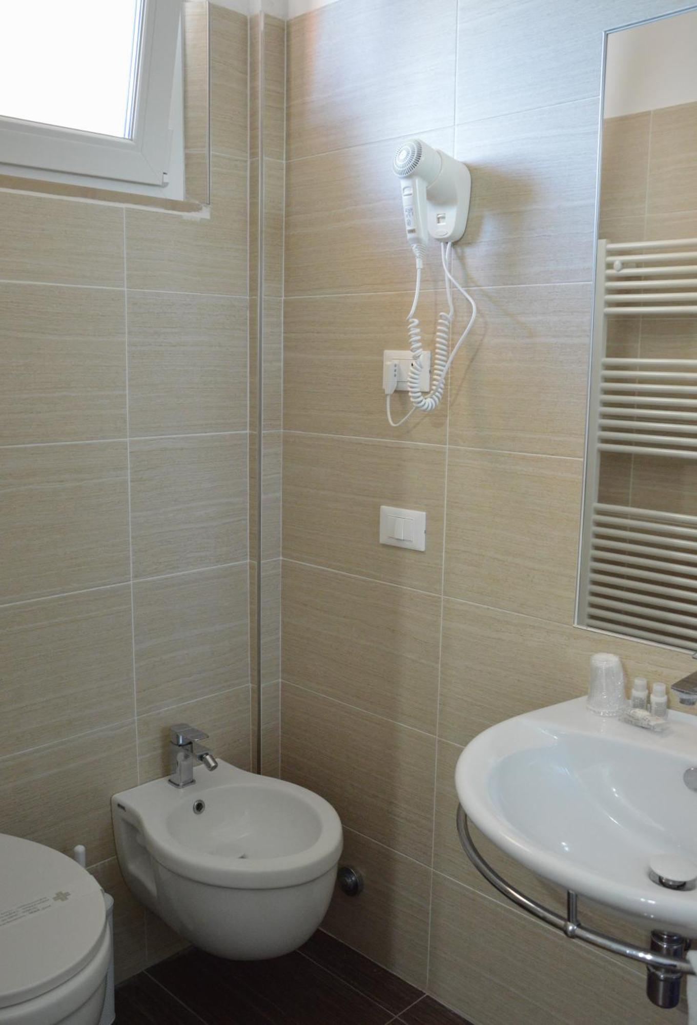 Hotel Caesar Pesaro Bagian luar foto