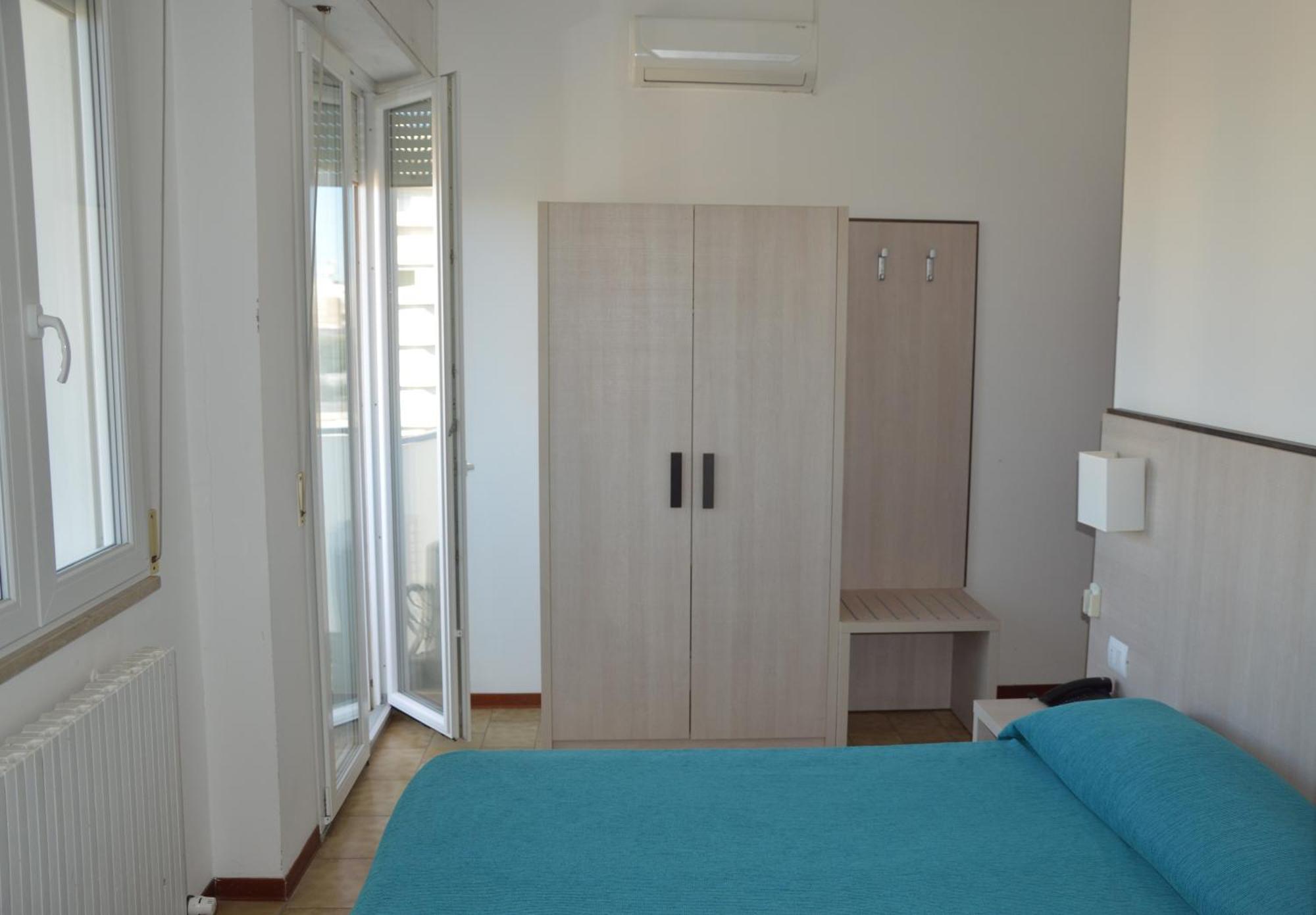 Hotel Caesar Pesaro Bagian luar foto