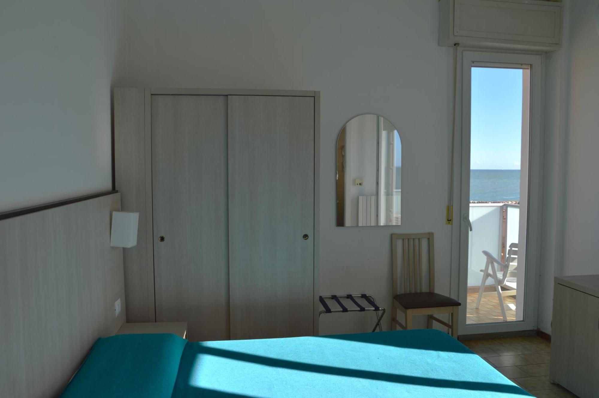 Hotel Caesar Pesaro Bagian luar foto