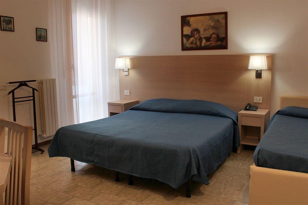 Hotel Caesar Pesaro Bagian luar foto