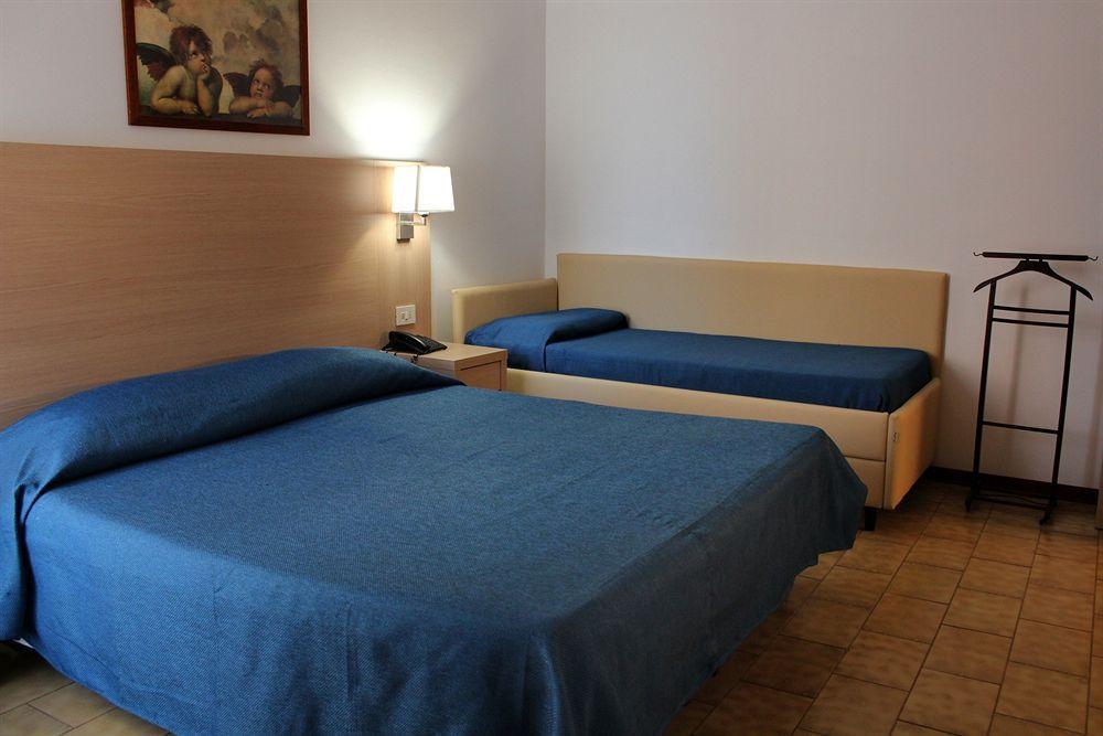 Hotel Caesar Pesaro Bagian luar foto