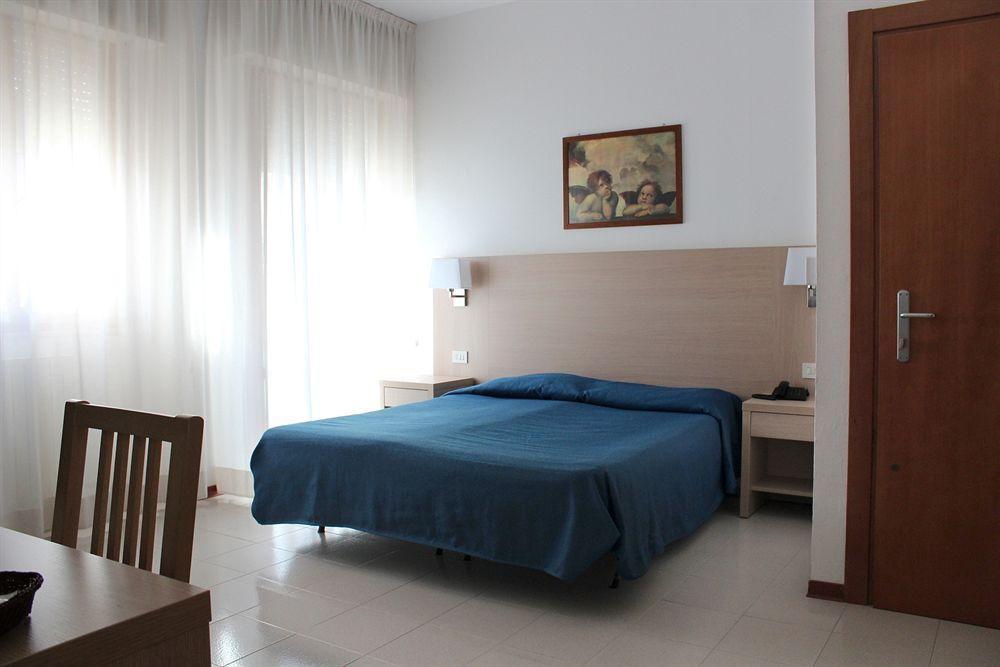 Hotel Caesar Pesaro Bagian luar foto