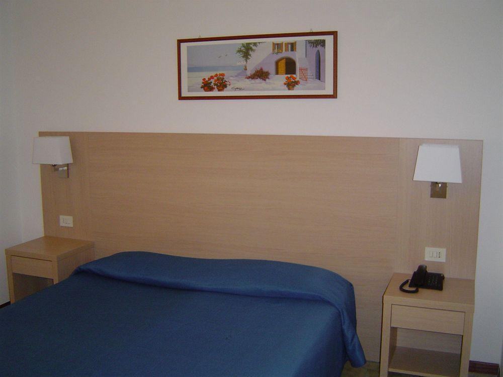 Hotel Caesar Pesaro Bagian luar foto