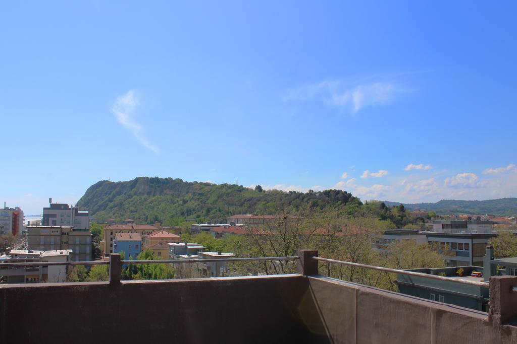 Hotel Caesar Pesaro Bagian luar foto