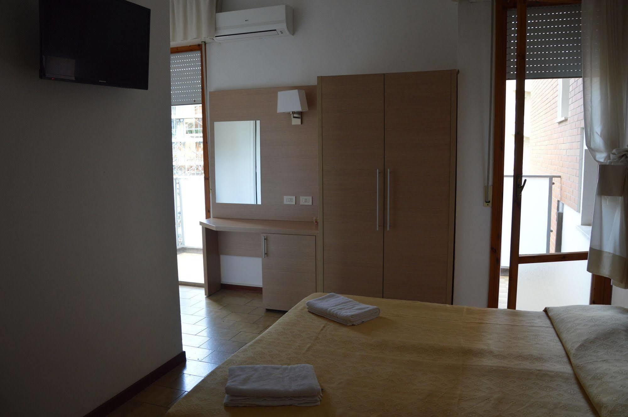 Hotel Caesar Pesaro Bagian luar foto