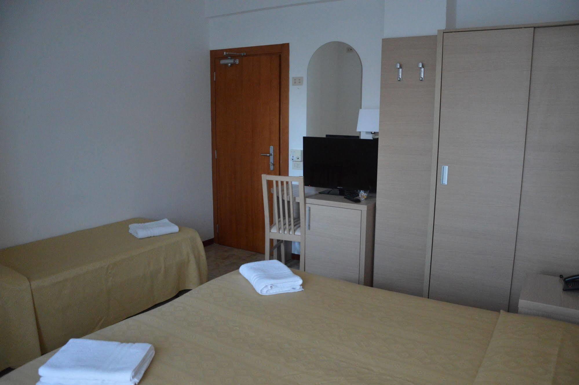 Hotel Caesar Pesaro Bagian luar foto