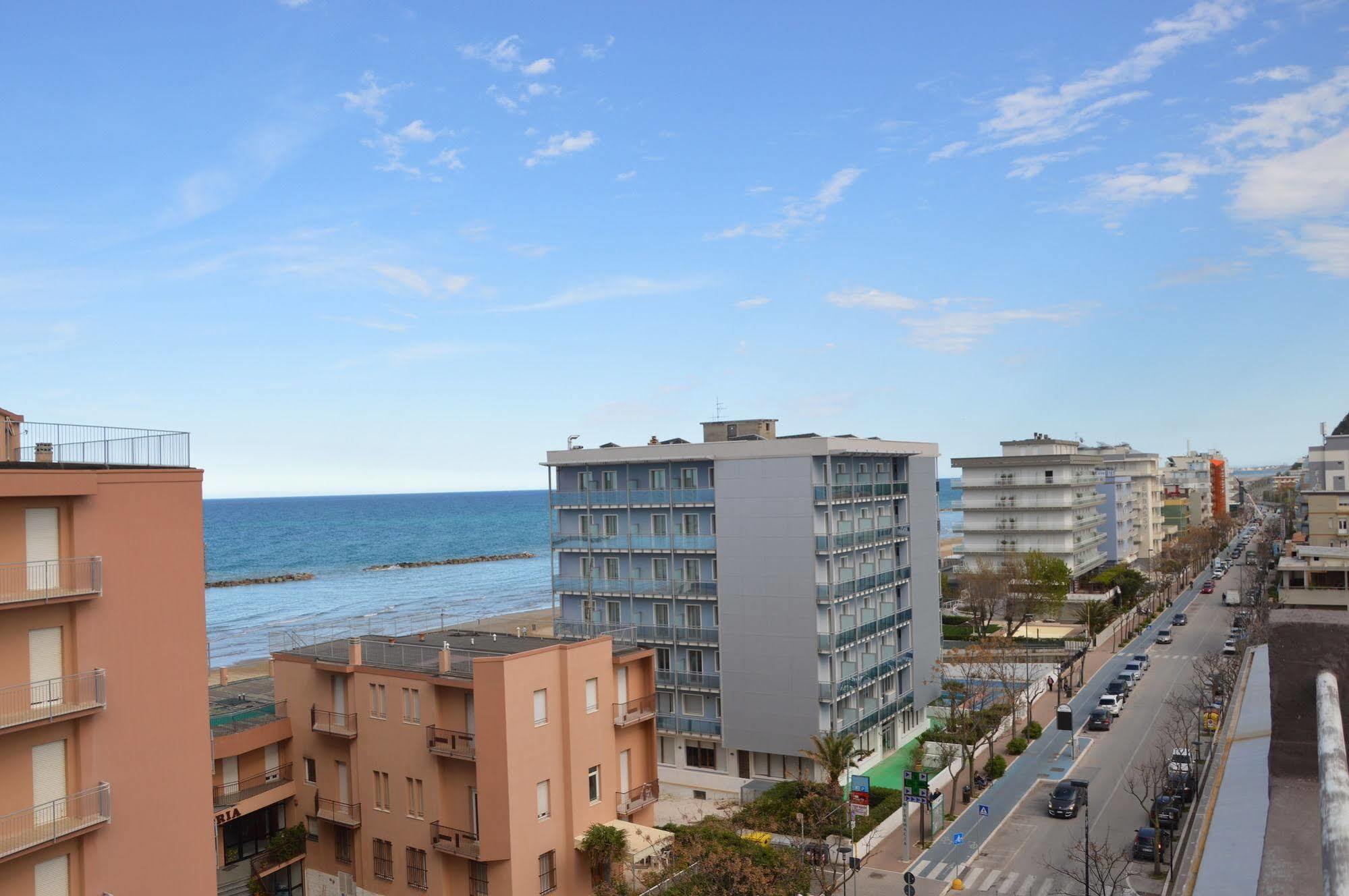 Hotel Caesar Pesaro Bagian luar foto