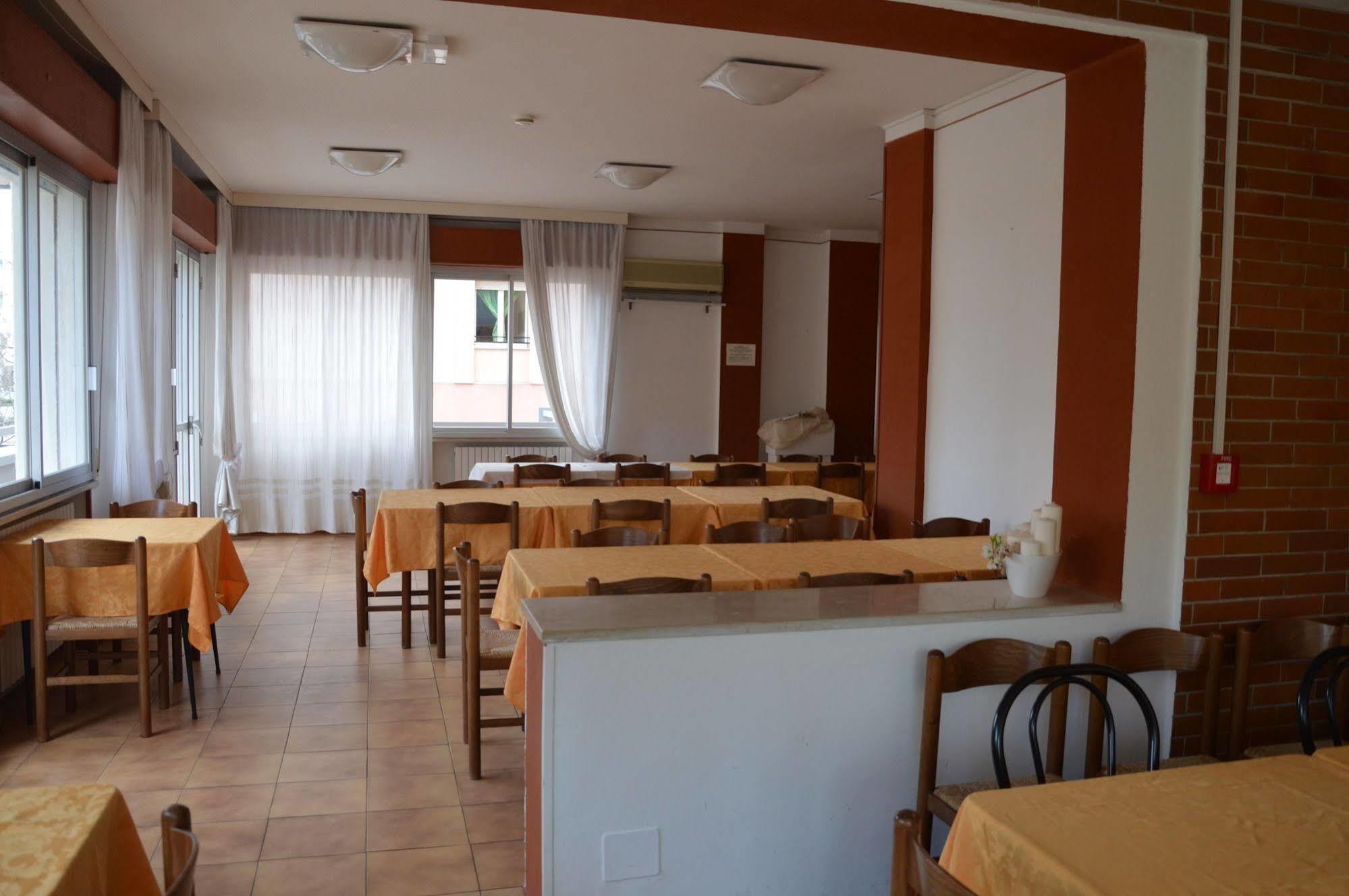 Hotel Caesar Pesaro Bagian luar foto