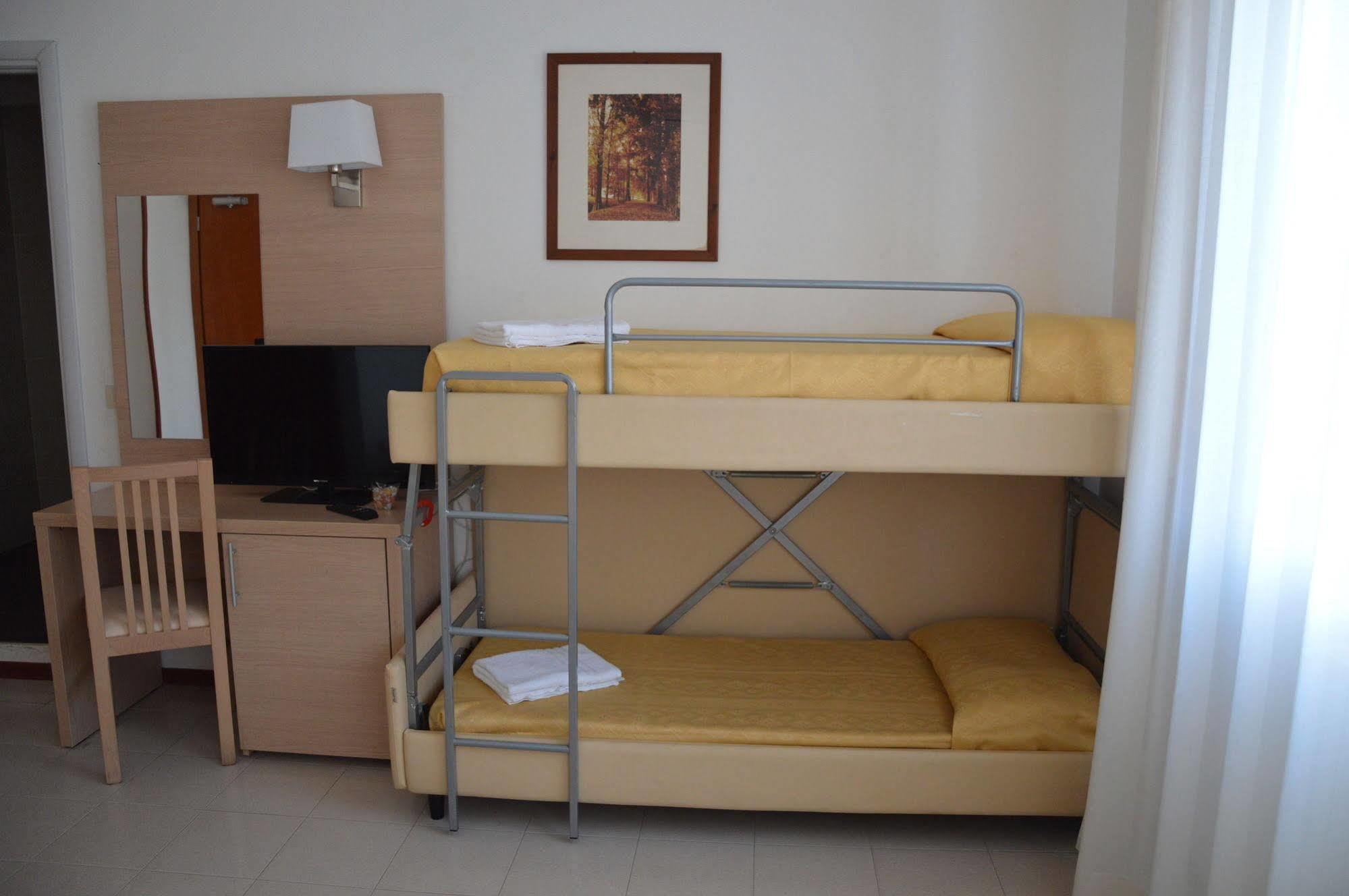 Hotel Caesar Pesaro Bagian luar foto