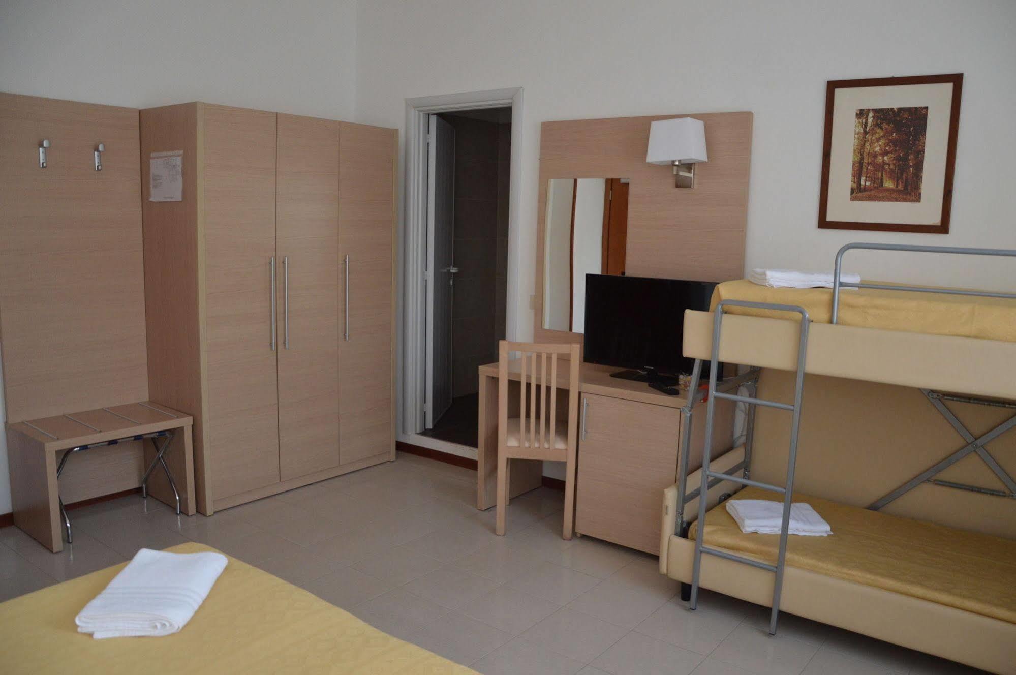 Hotel Caesar Pesaro Bagian luar foto