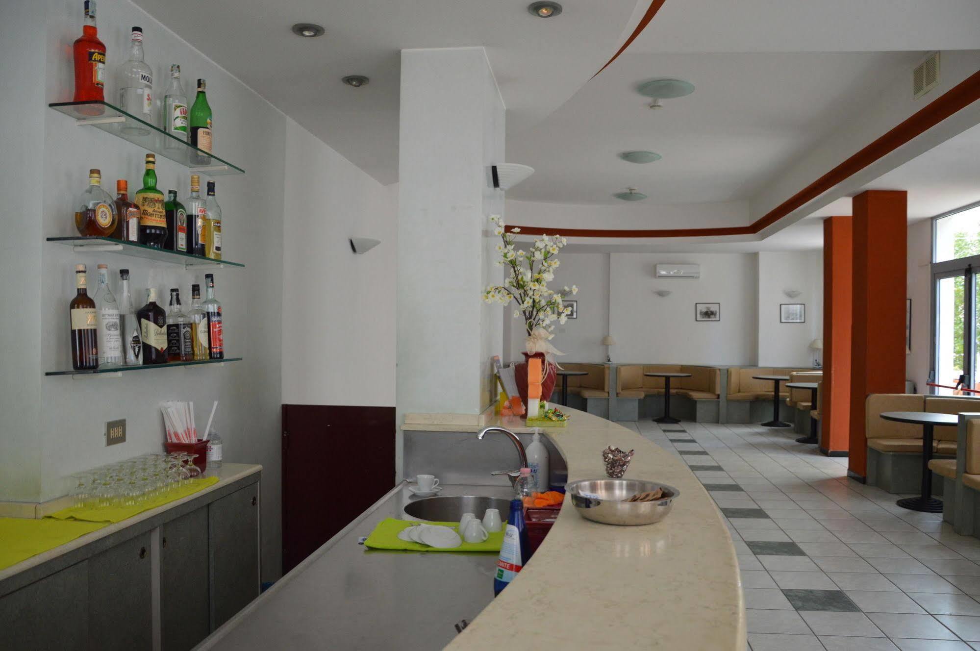 Hotel Caesar Pesaro Bagian luar foto